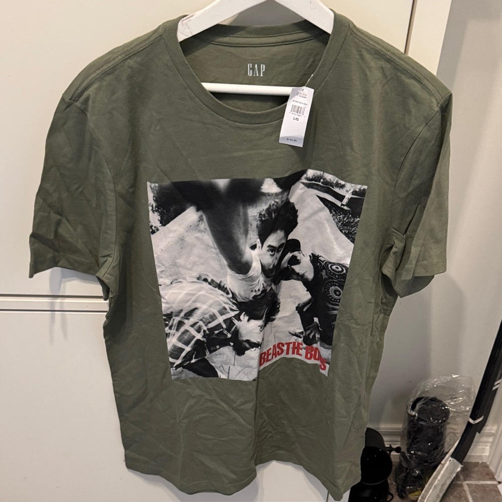 GAP Men's Olive Graphic Tee